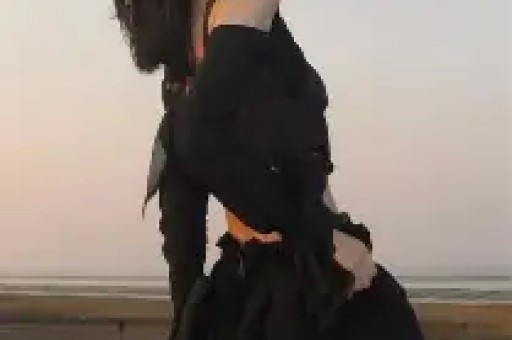 陪玩陪睡算啥？继人体盛宴、舔手指后艺人再曝阴暗面 秦岚被牵